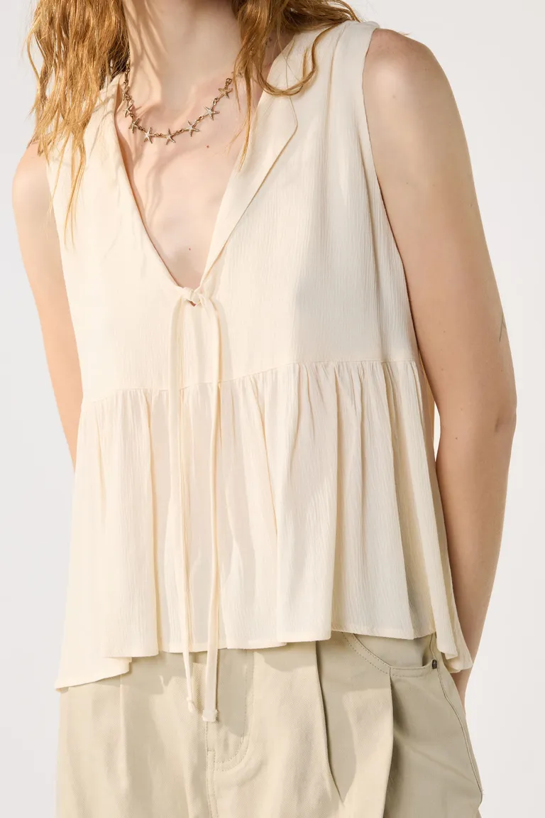 Top de viscosa con escote en V y lazo decorativo en color beige de Cuesta Blanca en Tops para argentina