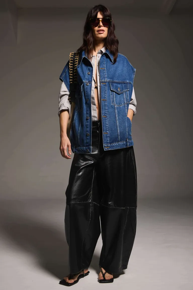 Chaleco denim de corte amplio y silueta desenfadada para un estilo casual y urbano de Maria Cher en Chalecos para argentina