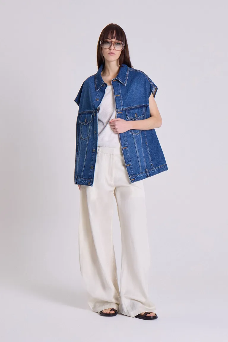 Chaleco denim de corte amplio y silueta desenfadada para un estilo casual y urbano de Maria Cher en Chalecos para argentina