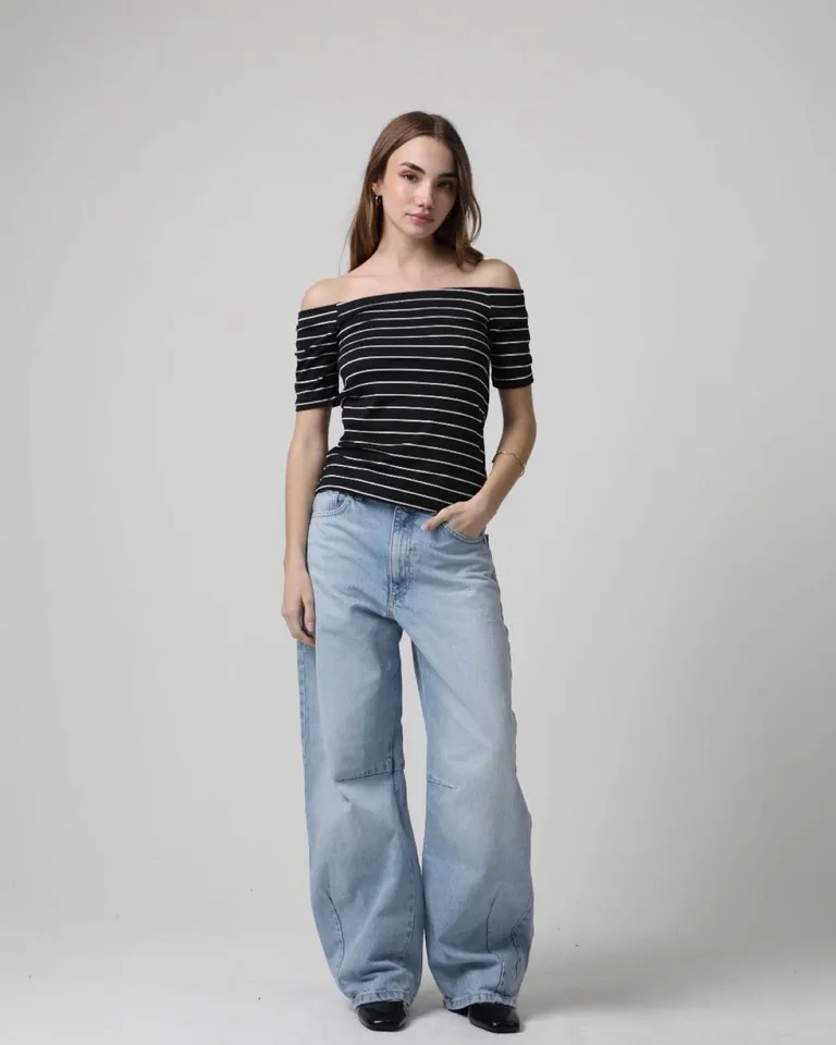 Remera con hombros descubiertos y elástico, diseño rayado horizontal de Hesed en Remeras para argentina