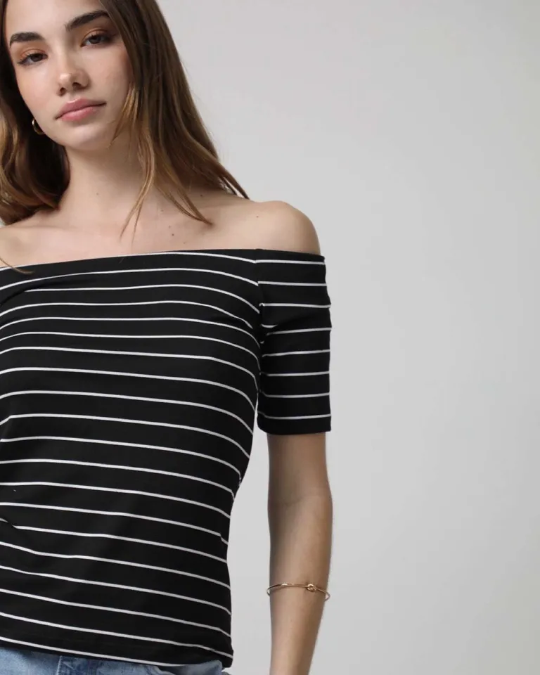 Remera con hombros descubiertos y elástico, diseño rayado horizontal de Hesed en Remeras para argentina