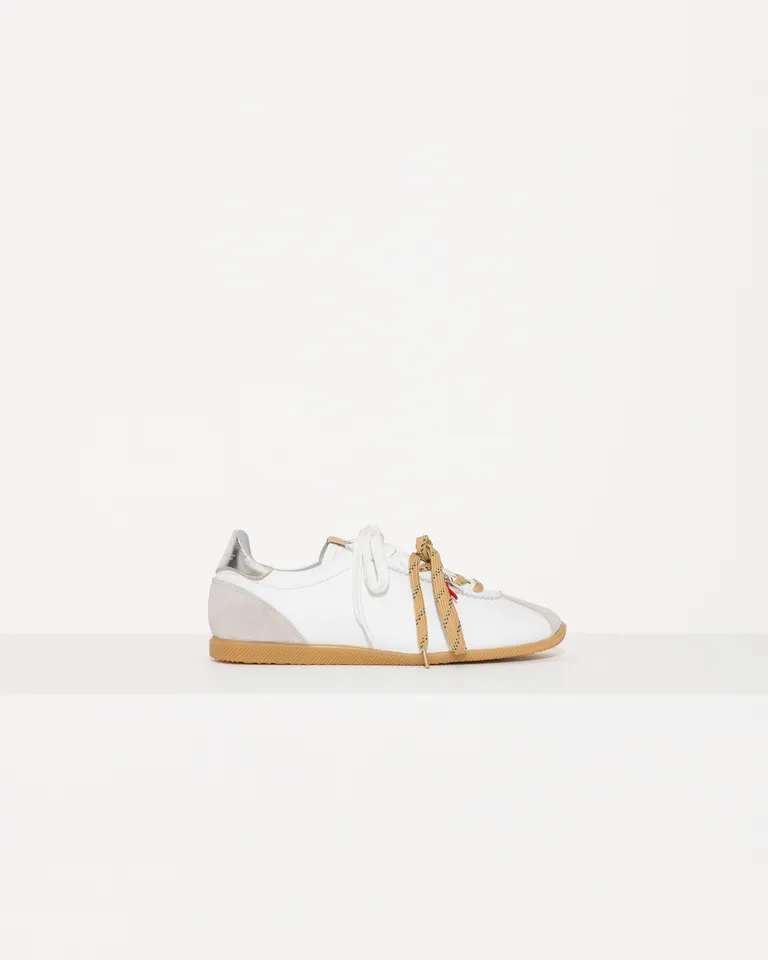 Zapatilla casual de cuero con recortes y detalles en contrastes de Jazmin Chebar en Zapatillas para argentina