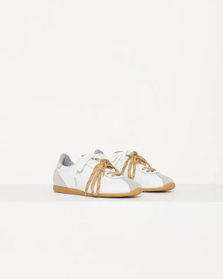 Zapatilla casual de cuero con recortes y detalles en contrastes de Jazmin Chebar en Zapatillas para argentina