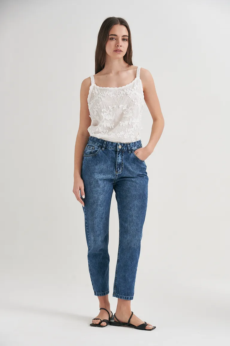 Pantalón de jean mom corte alto y calce relajado para un estilo desenfadado de Sweet en Pantalones para argentina