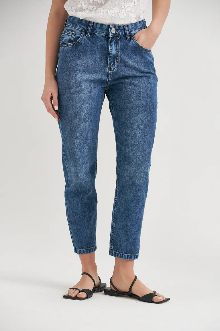 Pantalón de jean mom corte alto y calce relajado para un estilo desenfadado de Sweet en Pantalones para argentina