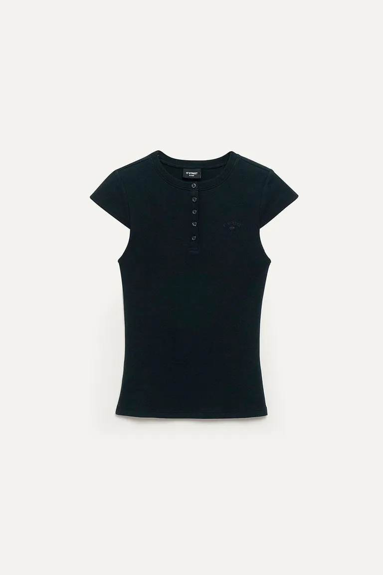 Camiseta ajustada de manga corta con cierre de botones en color negro de 47 Street en Remeras para argentina