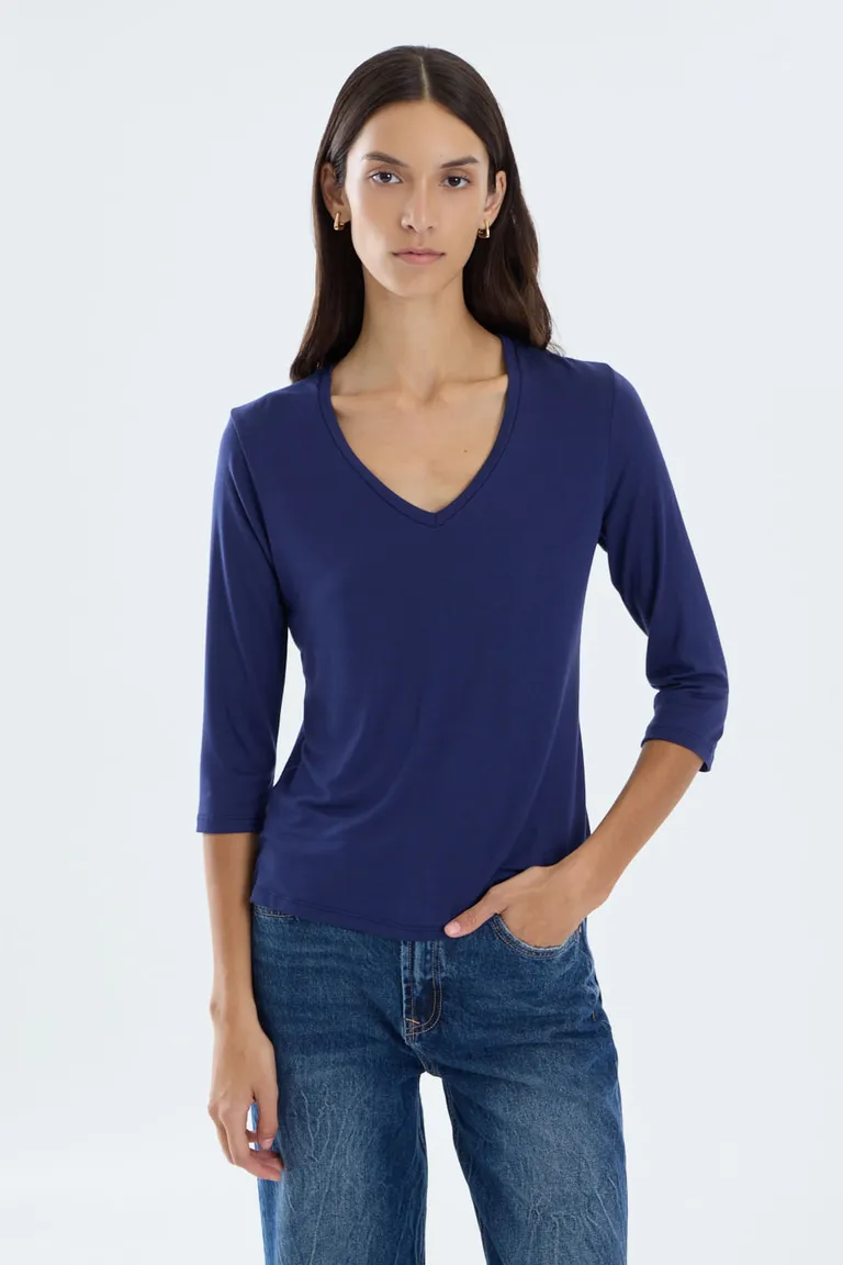 Remera de calce recto con mangas tres cuartos y escote en v para mujer de Portsaid en Remeras para argentina