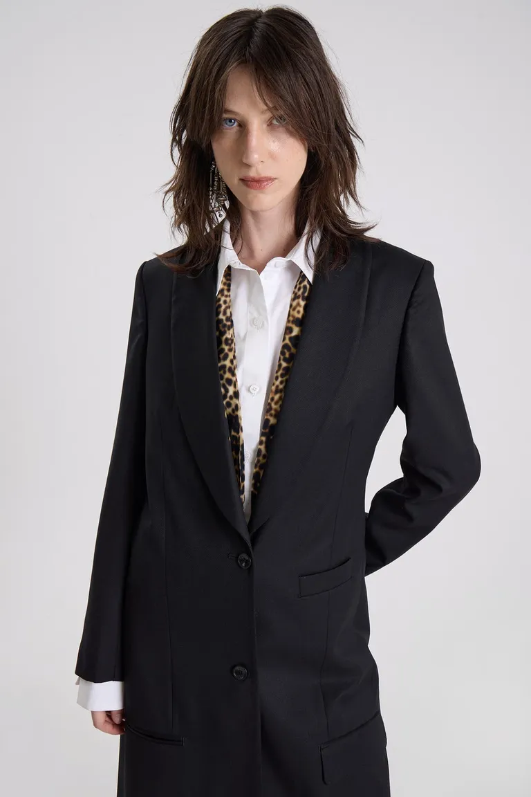 Saco largo entallado de líneas rectas con solapas amplias y diseño clásico minimalista de Maria Cher en Tapados para argentina