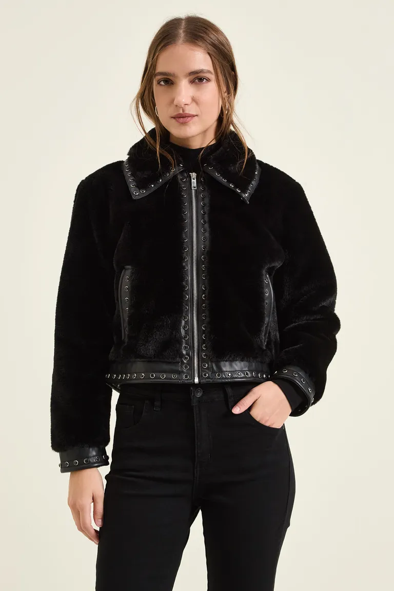 Chaqueta corta de diseño con cuello camisero, cierre frontal, bolsillos laterales y apliques de tachas metálicas de Cuesta Blanca en Chaquetas para argentina