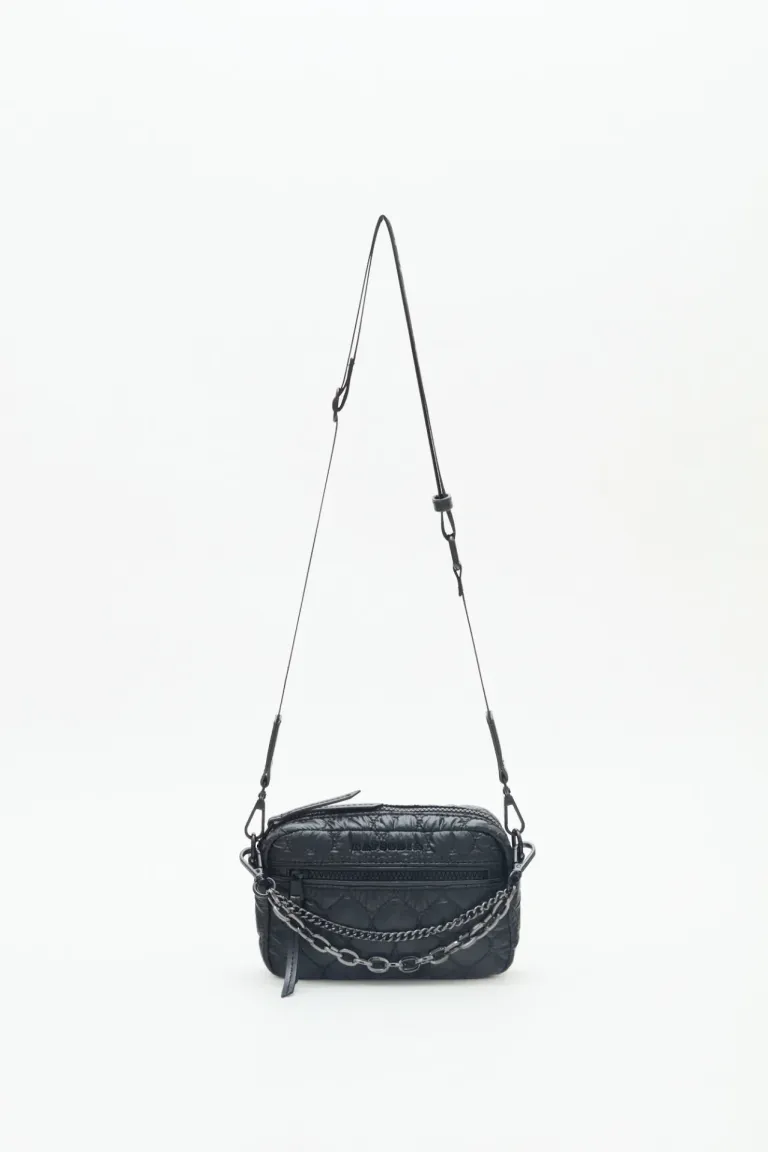 Bandolera Negra Matelassé con Correa Regulable y Detalles Metálicos de Rapsodia en Bolsos y Carteras para argentina