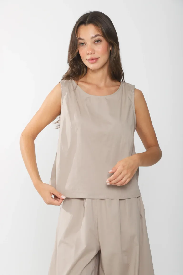 Blusa confeccionada en poplin con pinzas, diseño versátil y elegante para mujer de Belle en Blusas para argentina