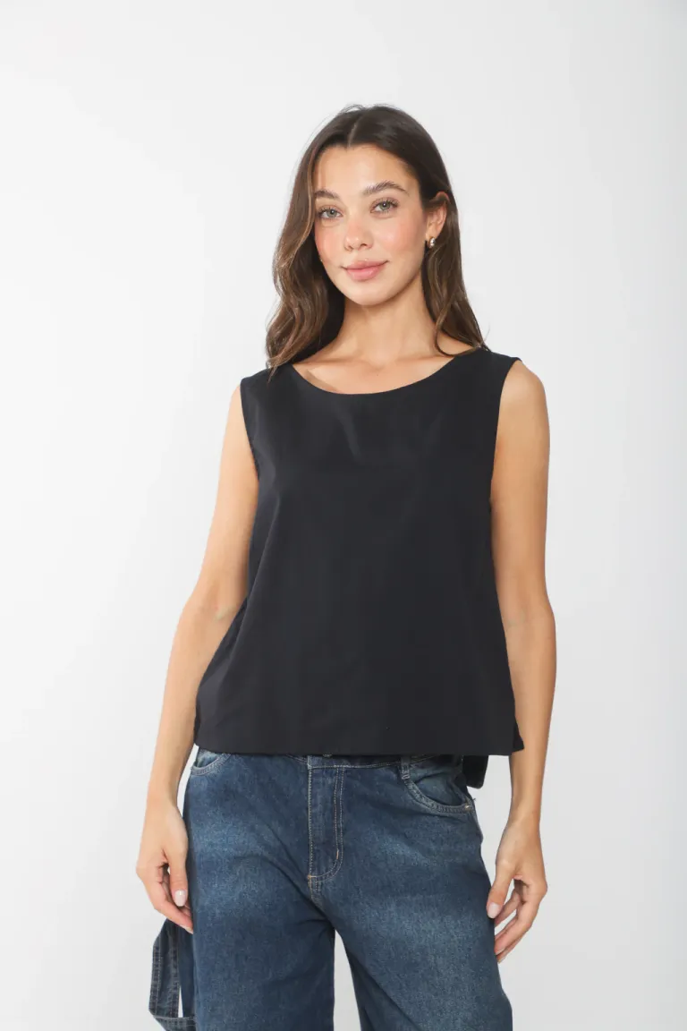 Blusa confeccionada en poplin con pinzas, diseño versátil y elegante para mujer de Belle en Blusas para argentina