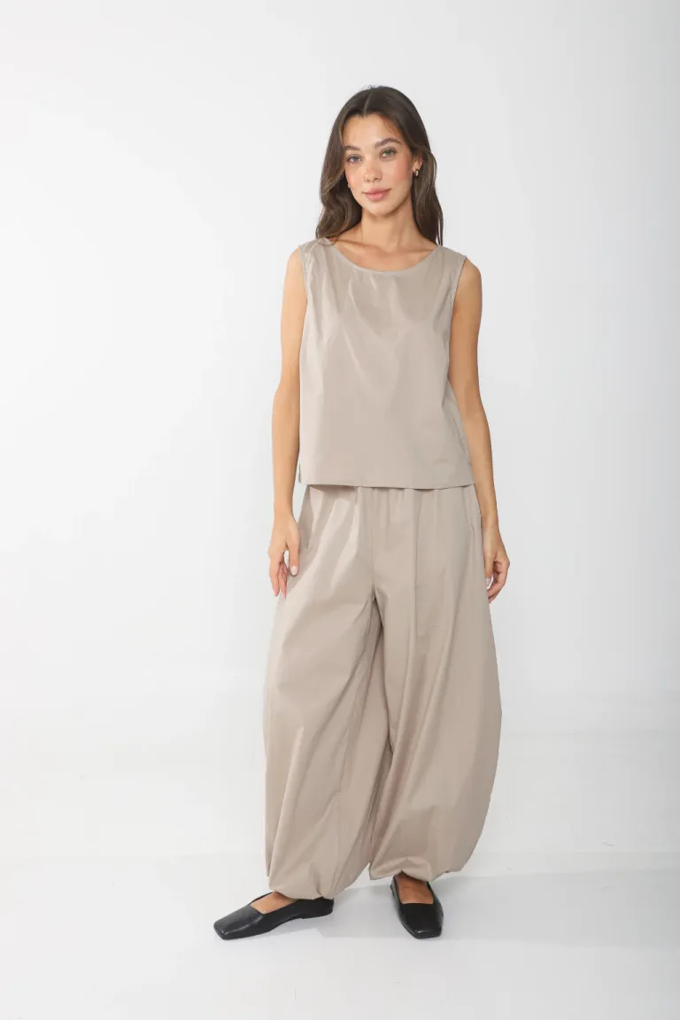 Blusa confeccionada en poplin con pinzas, diseño versátil y elegante para mujer de Belle en Blusas para argentina