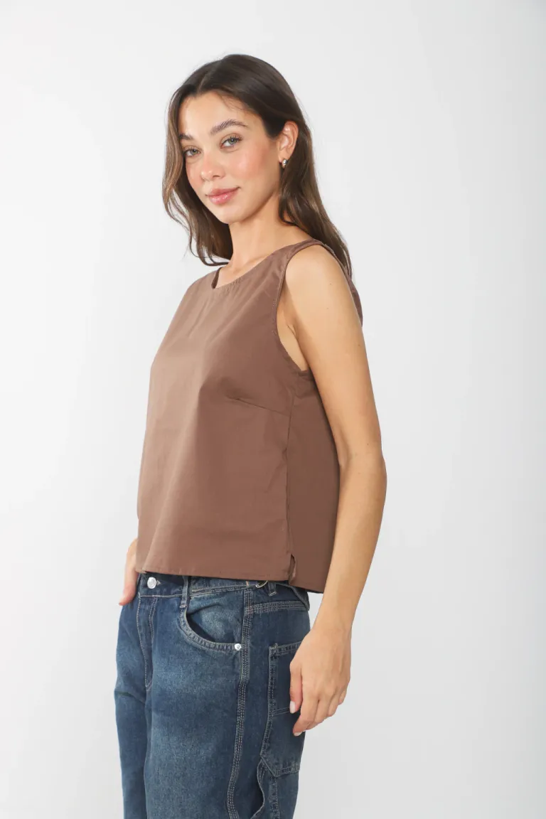 Blusa confeccionada en poplin con pinzas, diseño versátil y elegante para mujer de Belle en Blusas para argentina