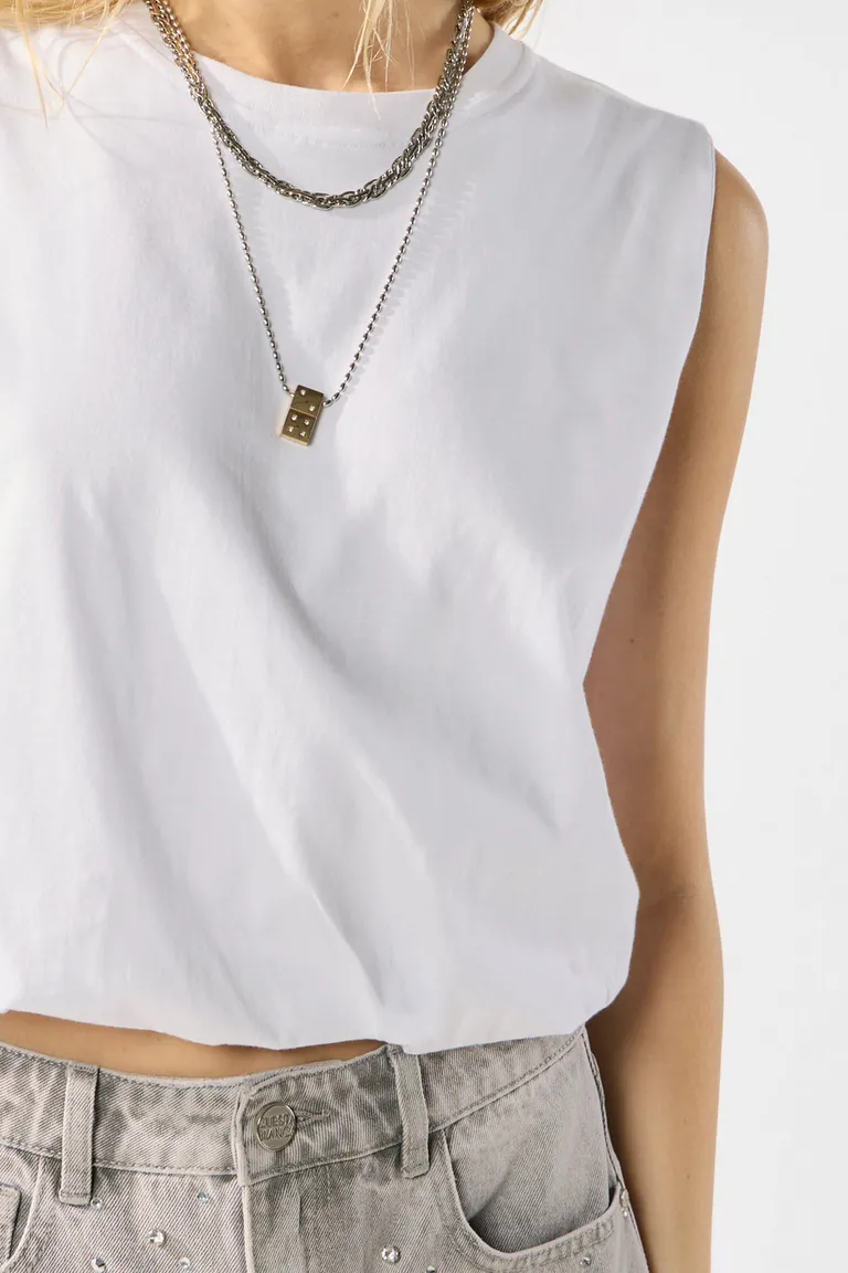 Musculosa de algodón blanca con cuello agregado y elástico en ruedo de Cuesta Blanca en Remeras para argentina
