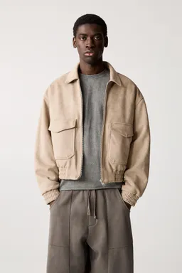 Campera gamuza sintética cropped de Pull&Bear en Abrigos y Camperas para argentina