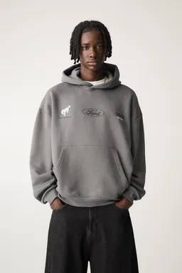 Buzo gris ford de Pull&Bear en Buzos y Sweaters para argentina
