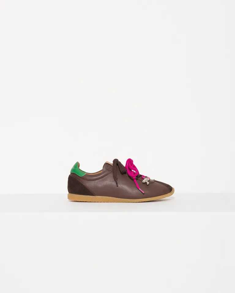 Zapatillas de diseño bicolor con cordones llamativos y charm colgante de Jazmin Chebar en Zapatillas para argentina