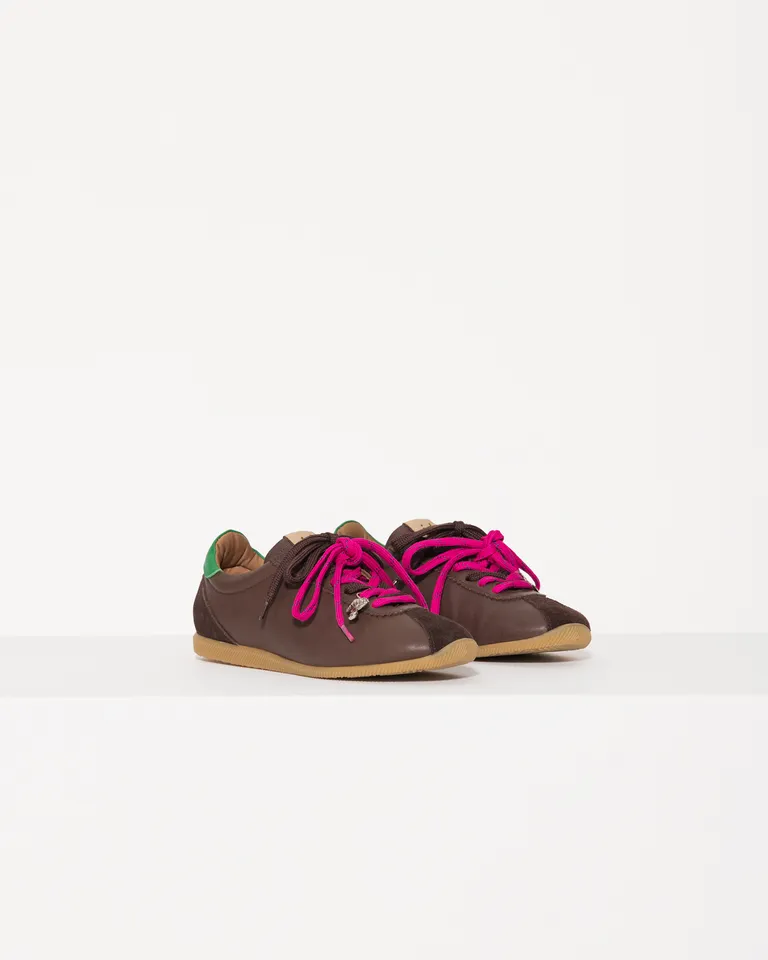 Zapatillas de diseño bicolor con cordones llamativos y charm colgante de Jazmin Chebar en Zapatillas para argentina