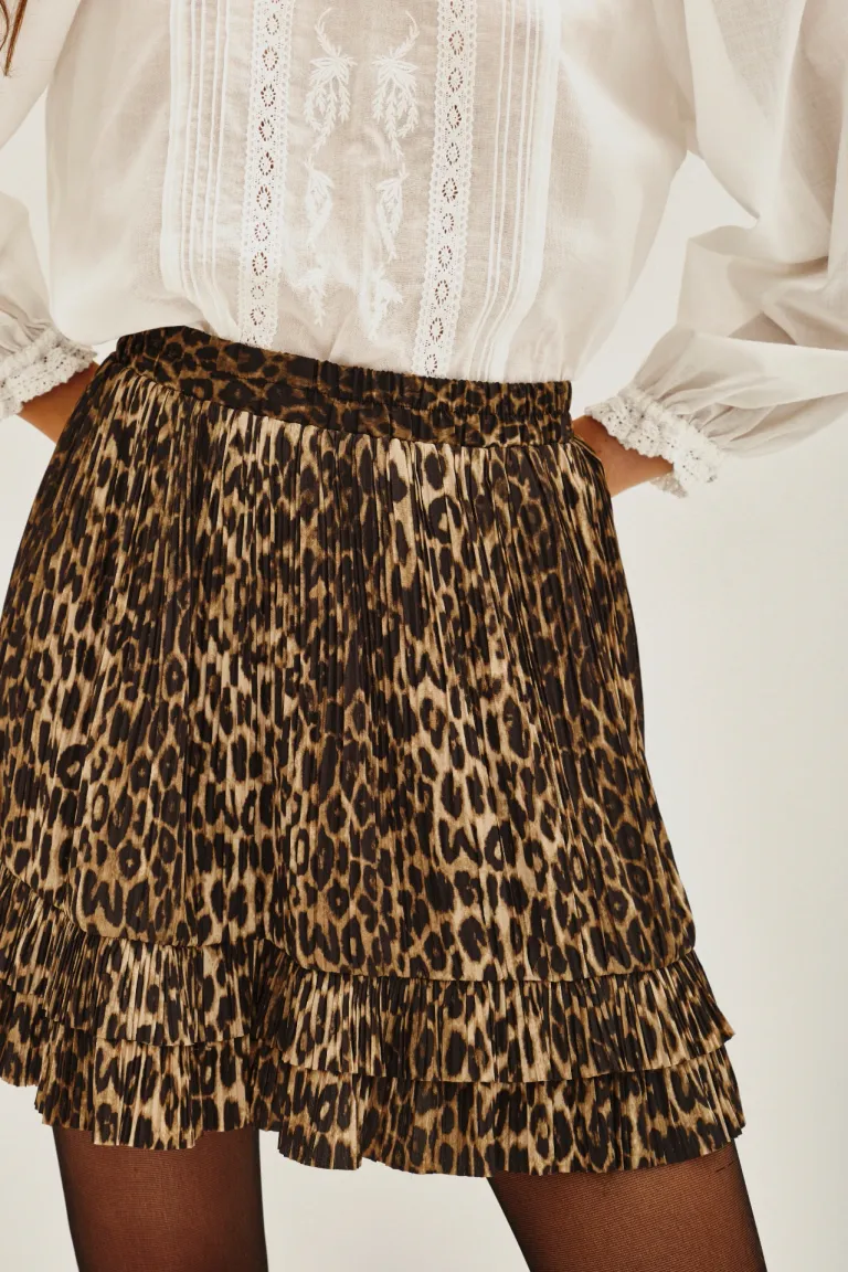 Falda corta plisada con volados en el ruedo y cintura elastizada de Rapsodia en Faldas para argentina