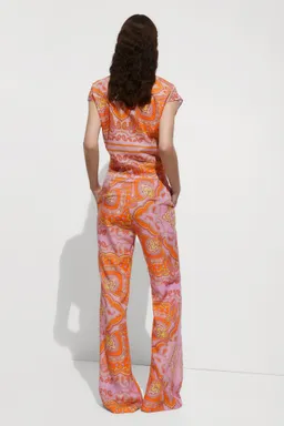 Pantalón lyocell estampado de Mango en Pantalones para argentina