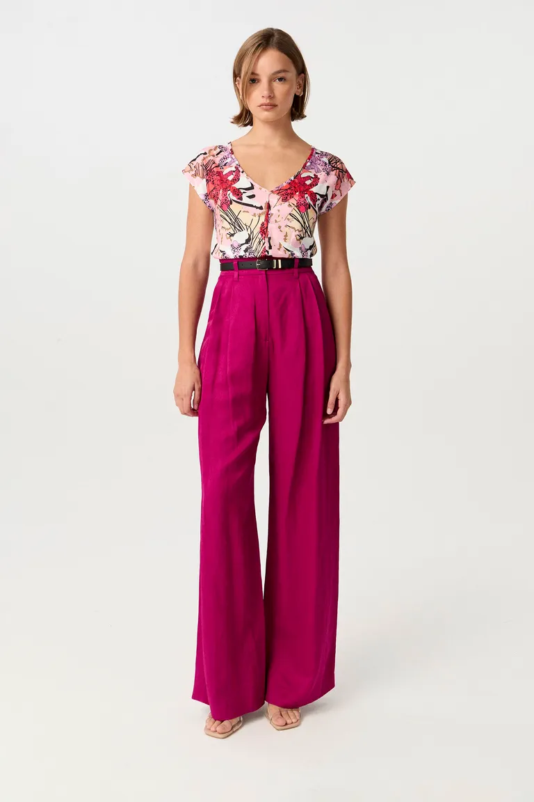 Remera de jacquard con diseño floral y escote en V de Markova en Remeras para argentina