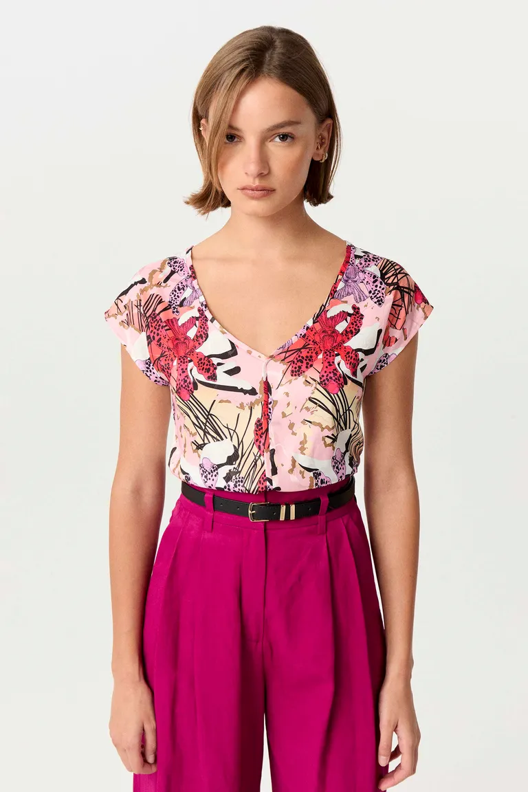 Remera de jacquard con diseño floral y escote en V de Markova en Remeras para argentina