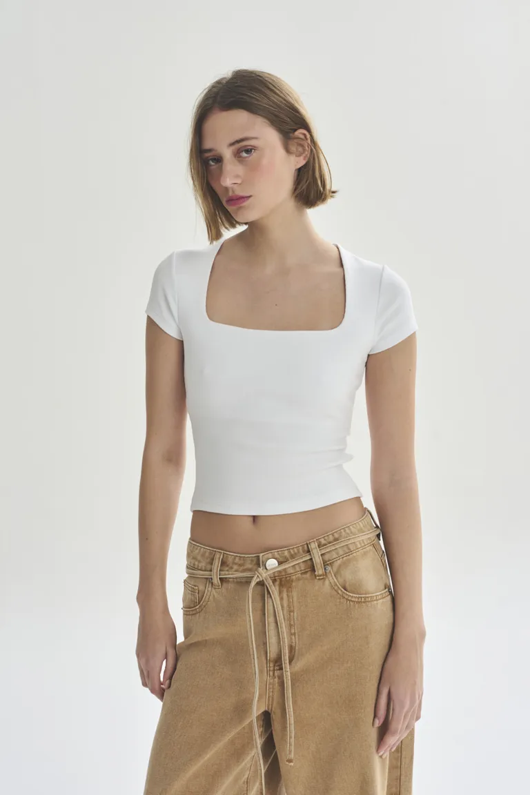 Remera blanca de corte cuadrado para mujer, prenda versátil y de diseño atemporal de Akiabara en Remeras para argentina