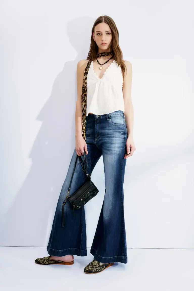 Pantalones vaqueros acampanados de tiro medio en azul de Rapsodia en Pantalones para argentina