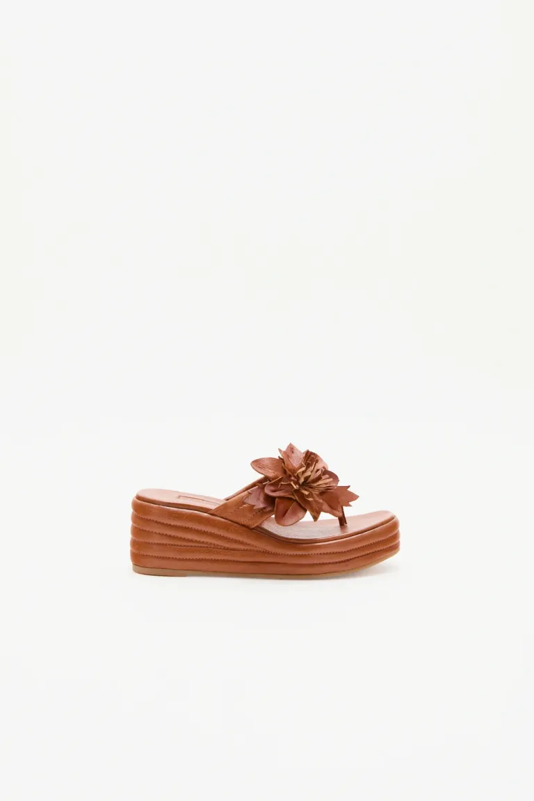 Sandalias de plataforma con detalle de flor en cuero, ideales para un look casual y elegante de Rapsodia en Sandalias para argentina