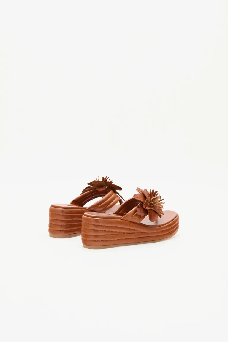 Sandalias de plataforma con detalle de flor en cuero, ideales para un look casual y elegante de Rapsodia en Sandalias para argentina