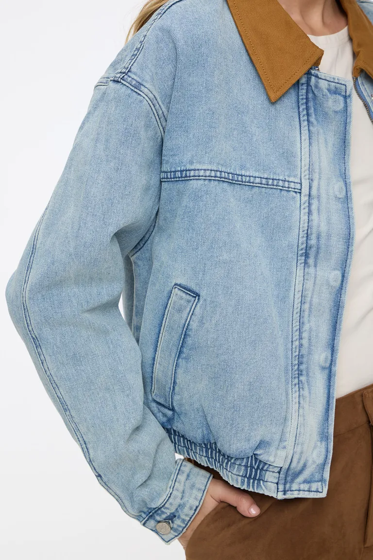 Campera de denim holgada con cuello en contraste y cierre frontal con solapa de Cuesta Blanca en Chaquetas para argentina