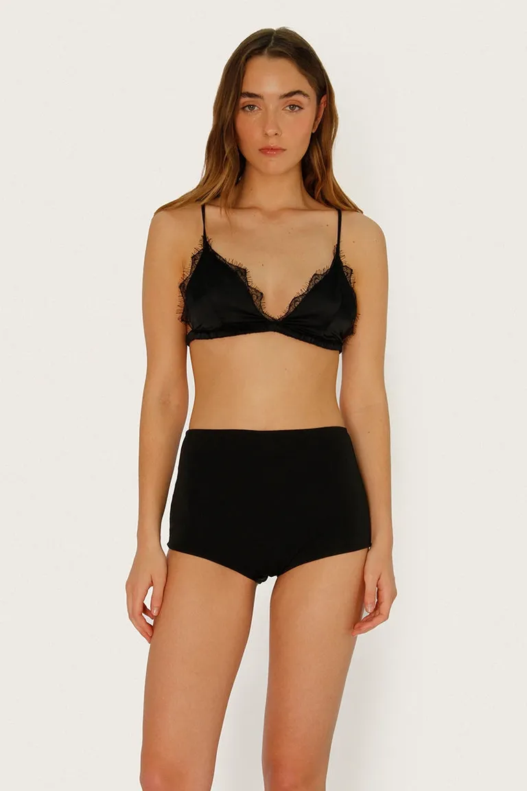 Pantalones cortos de tiro medio en lycra negra, diseño cómodo y elegante de Sofia Sarkany en Swimwear y Beachwear para argentina