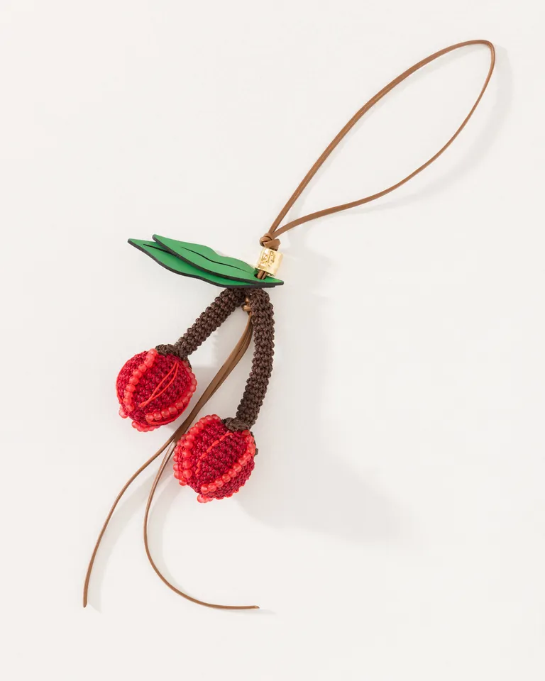Llavero artesanal tejido con diseño de cereza y detalles brillantes de Jazmin Chebar en Llaveros para argentina