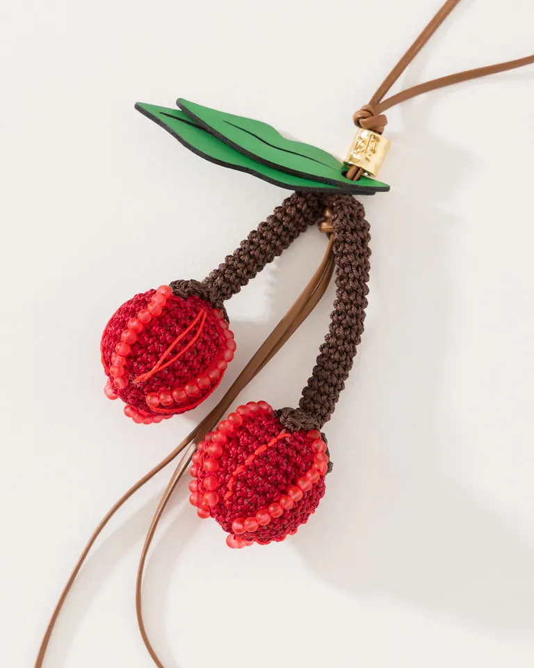 Llavero artesanal tejido con diseño de cereza y detalles brillantes de Jazmin Chebar en Llaveros para argentina