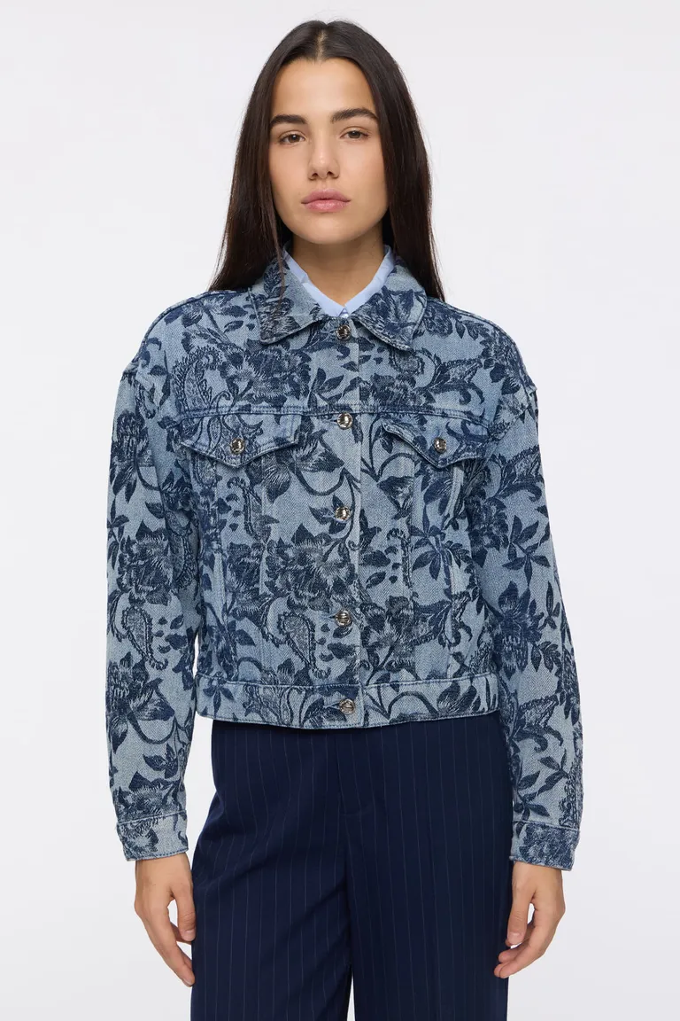 Campera con diseño de jacquard floral de corte corto y cierre frontal mediante botones de Cuesta Blanca en Chaquetas para argentina