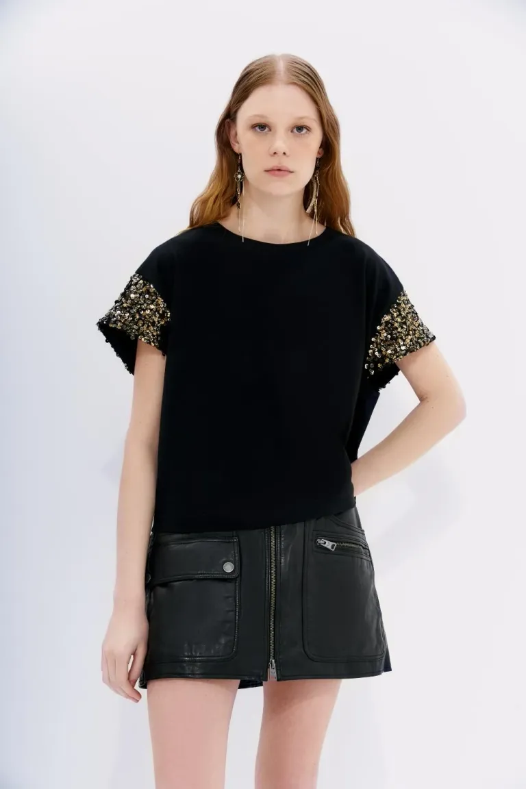 Remera negra con bordado de lentejuelas en las mangas de Rapsodia en Remeras para argentina