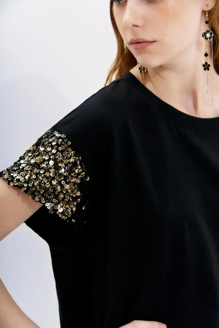 Remera negra con bordado de lentejuelas en las mangas de Rapsodia en Remeras para argentina
