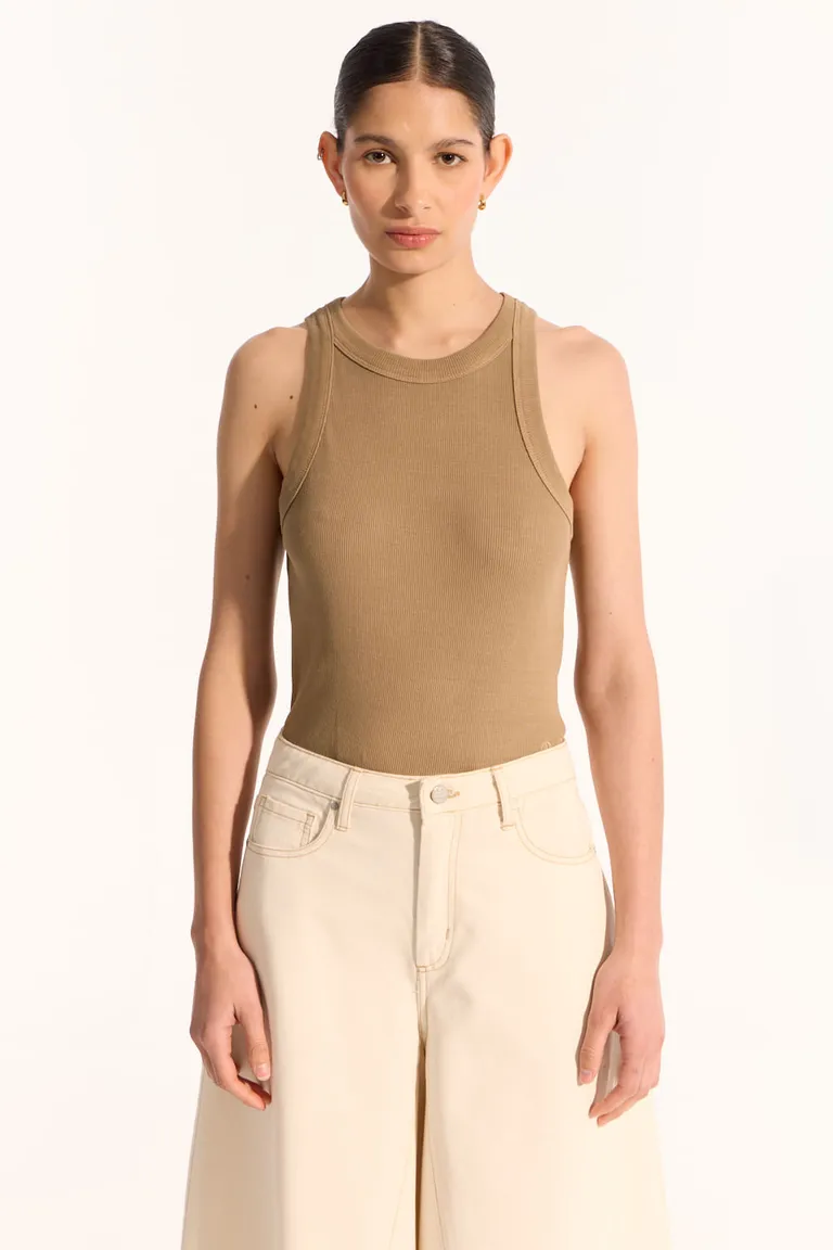 Top de línea minimalista y elegante para lucir un estilo sofisticado y versátil de Portsaid en Tops para argentina