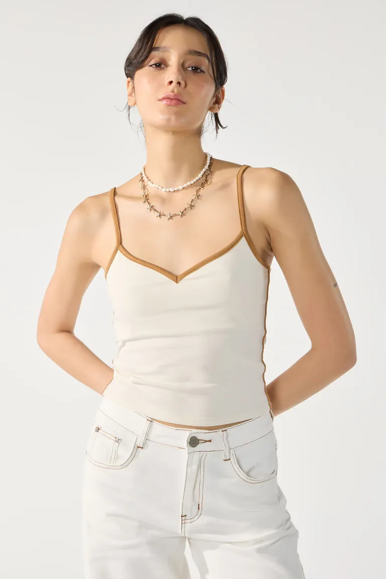 Musculosa de corte ajustado y escote en V con detalles en contraste de Cuesta Blanca en Tops para argentina