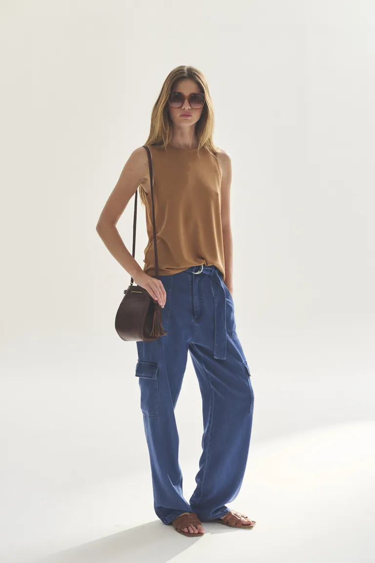 Musculosa marrón de diseño minimalista y elegante para mujeres de Akiabara en Tops para argentina