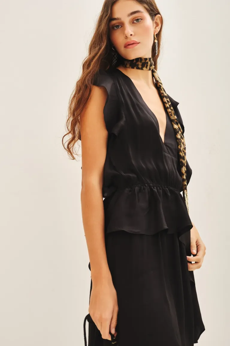 Vestido corto negro con escote profundo y manga corta con volados de Rapsodia en Vestidos para argentina