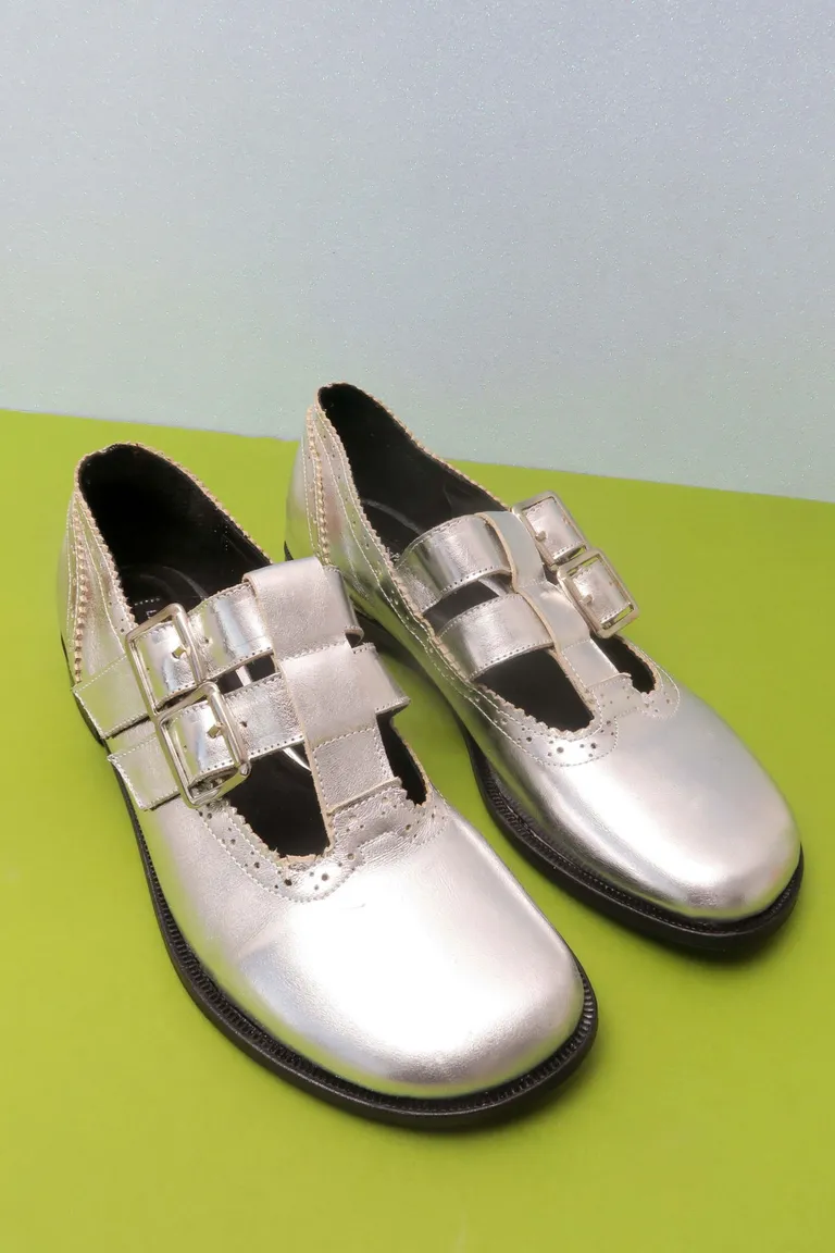 Zapato estilo guillermina de ajuste doble con hebillas metálicas, punta redondeada y detalles de perforaciones decorativas de Las Pepas en Zapatos con Tacos para argentina