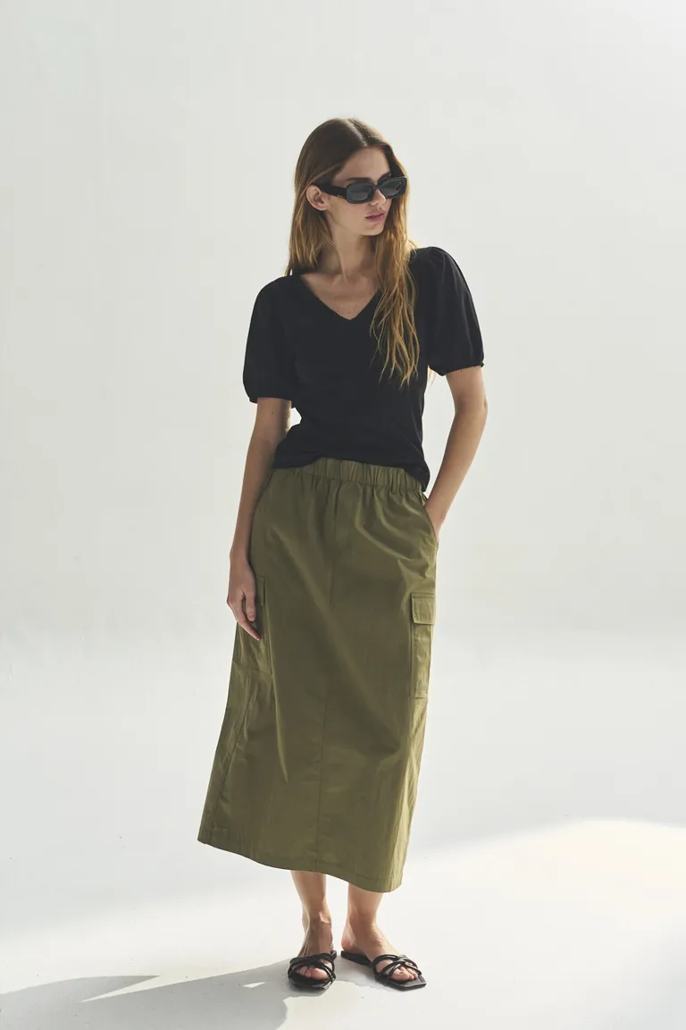 Remera de manga corta con cuello en V para mujer en color negro de Akiabara en Remeras para argentina