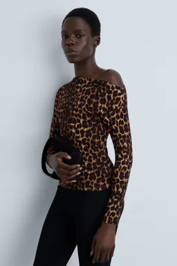 Remera leopardo asimétrica de Mango en Remeras para argentina