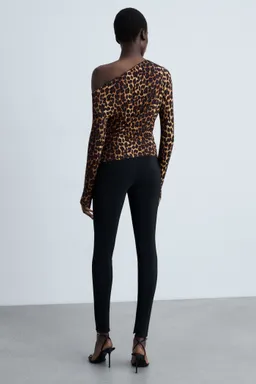 Remera leopardo asimétrica de Mango en Remeras para argentina