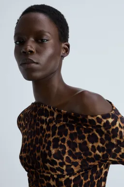 Remera leopardo asimétrica de Mango en Remeras para argentina