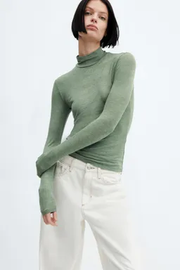 Remera cuello alto manga larga de Mango en Buzos y Sweaters para argentina
