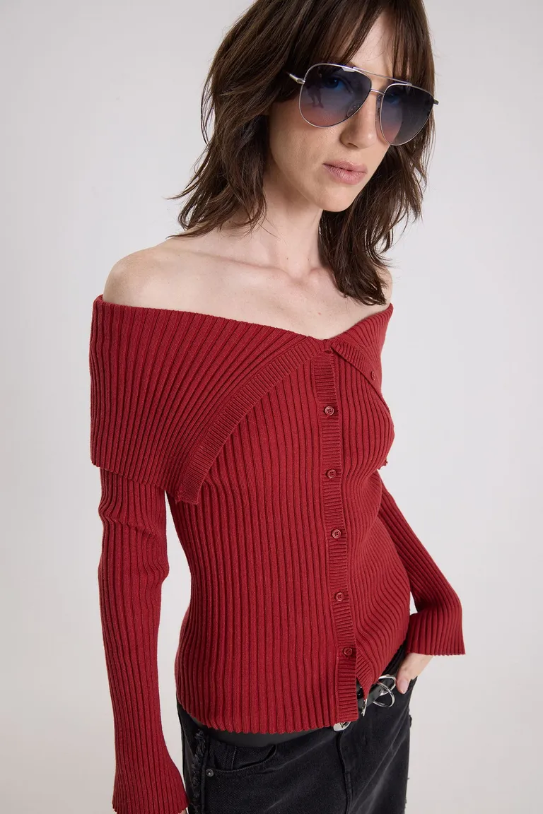 Top de manga larga con cuello volcado y botones centrales de Maria Cher en Tops para argentina