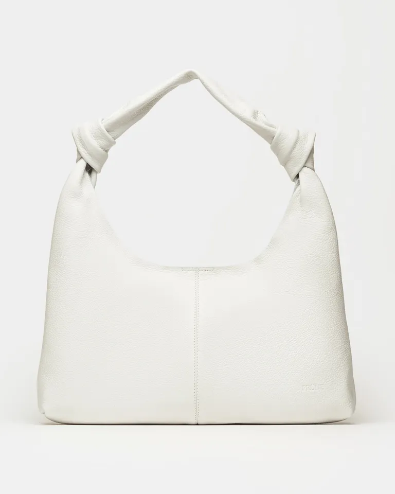 Cartera de hombro Juana en cuero graneado blanco, modelo suave y minimalista de Prüne en Bolsos y Carteras para argentina